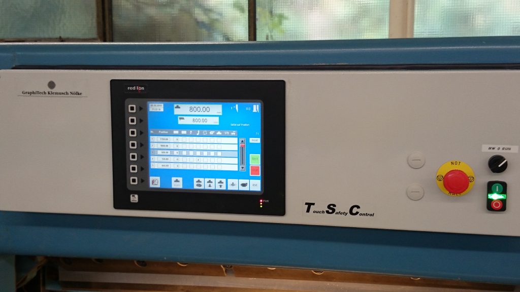 Aus einer Hand 1 Die Bedienung erfolgt ganz komfortabel über ein robustes Red Lion Touchpanel. Die Oberfläche wurde speziell für GraphiTec erstellt und ist durch die Nutzung von Grafiken nahezu selbsterklärend.