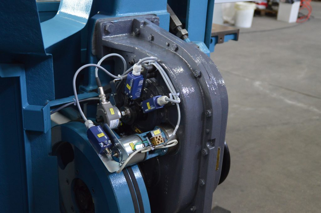 Aus einer Hand 2 Ein Hohlwellendrehgeber von Wachendorff sorgt für die präzise Positionierung der Messer.