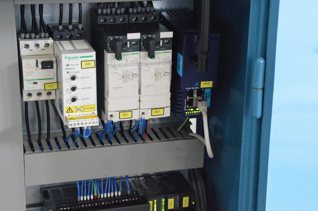 Aus einer Hand 3 Der Fernwartungsrouter eWON Flexy 205 ermöglicht den Fernzugriff auf die SPS.