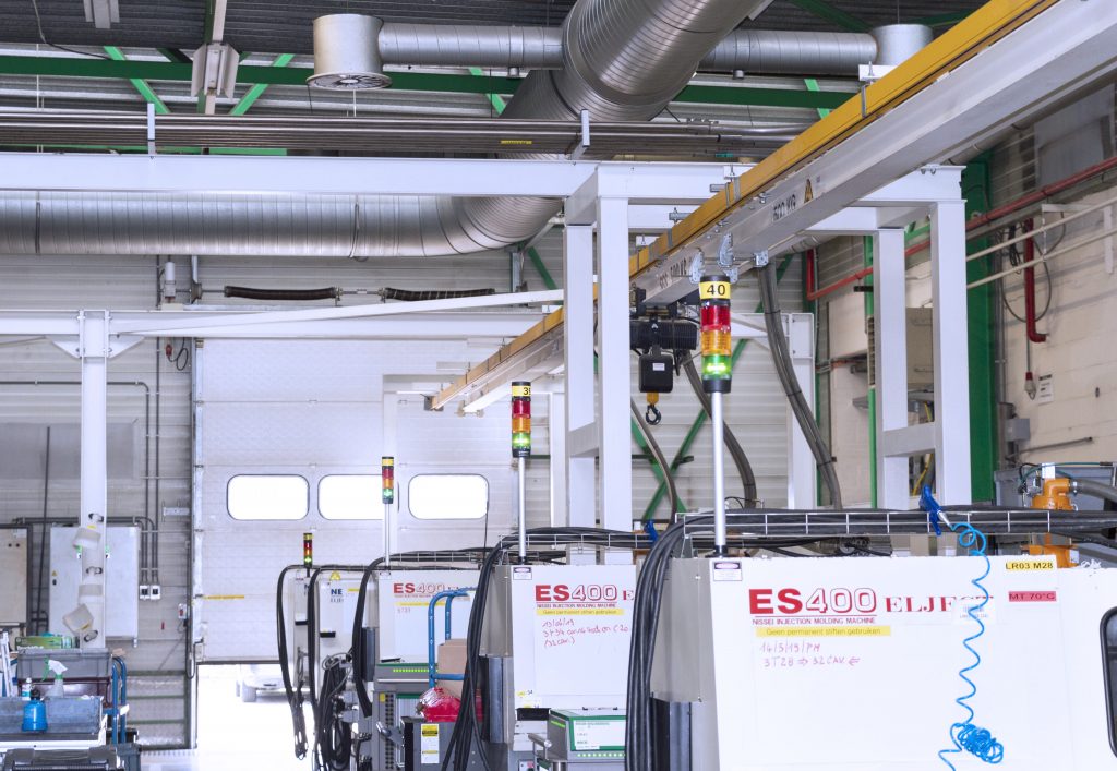 Produktion optimiert 1 Auf jeder Maschine befand sich bereits eine Signalsäule, welche einfach um ein Smartmonitor-Modul ergänzt wurde.