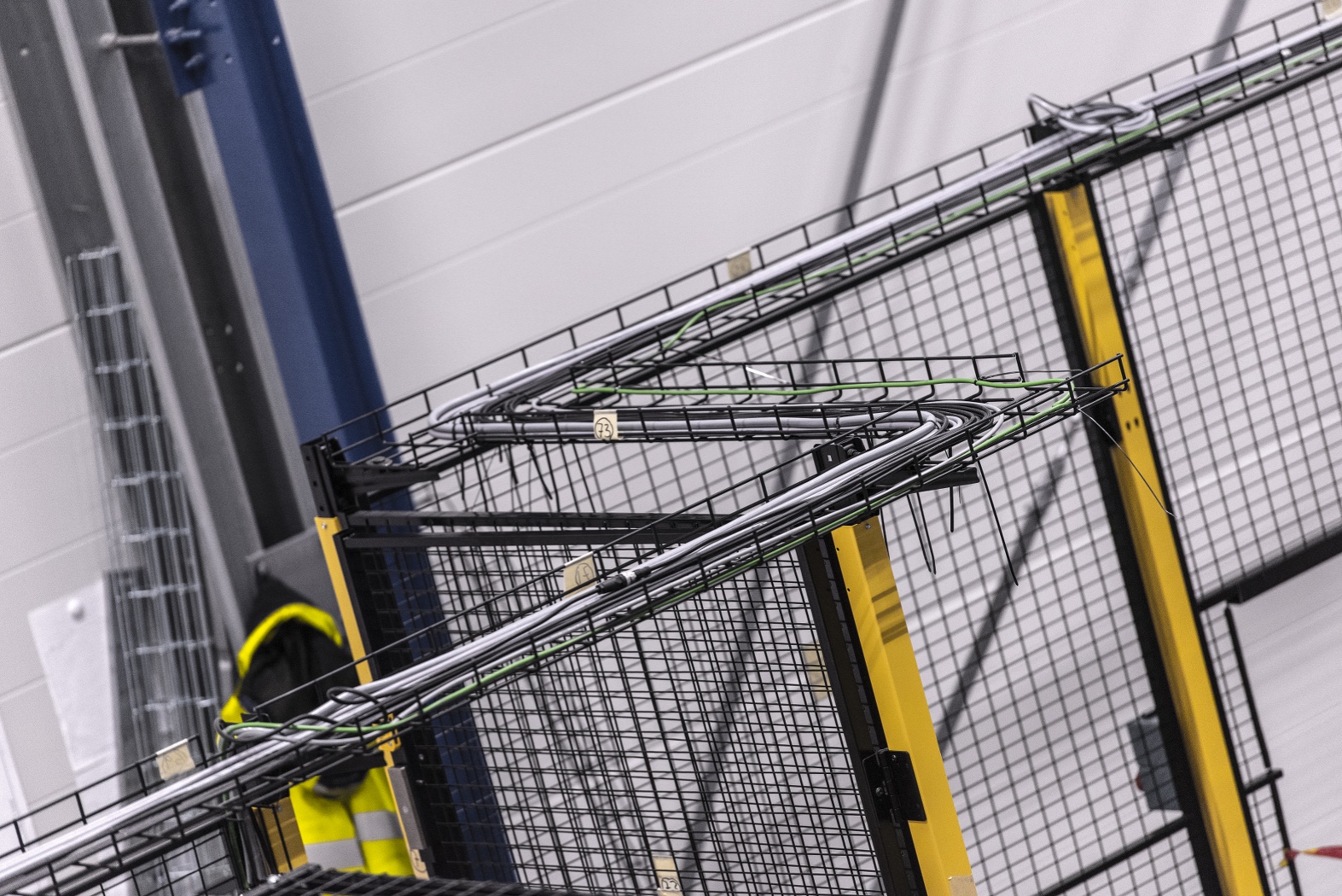 Kombi-Türlösung und Gitterkabelbahnensystem