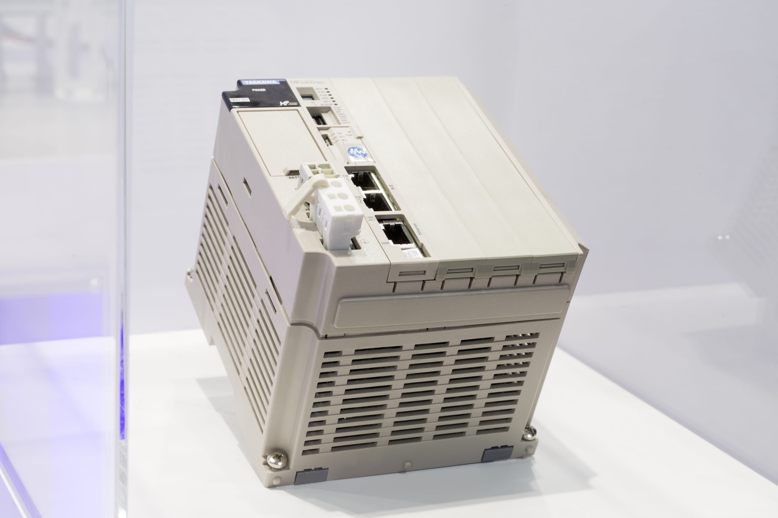 Ein Controller für Roboter, Antriebe und I/Os