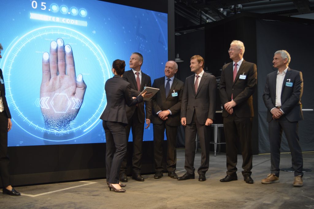 Siemens eröffnet Arena der Digitalisierung 3 Arena der Digitalisierung: Standesgemäß erfolgte die Eröffnung per Tablet und digitalem Finger-Scan.