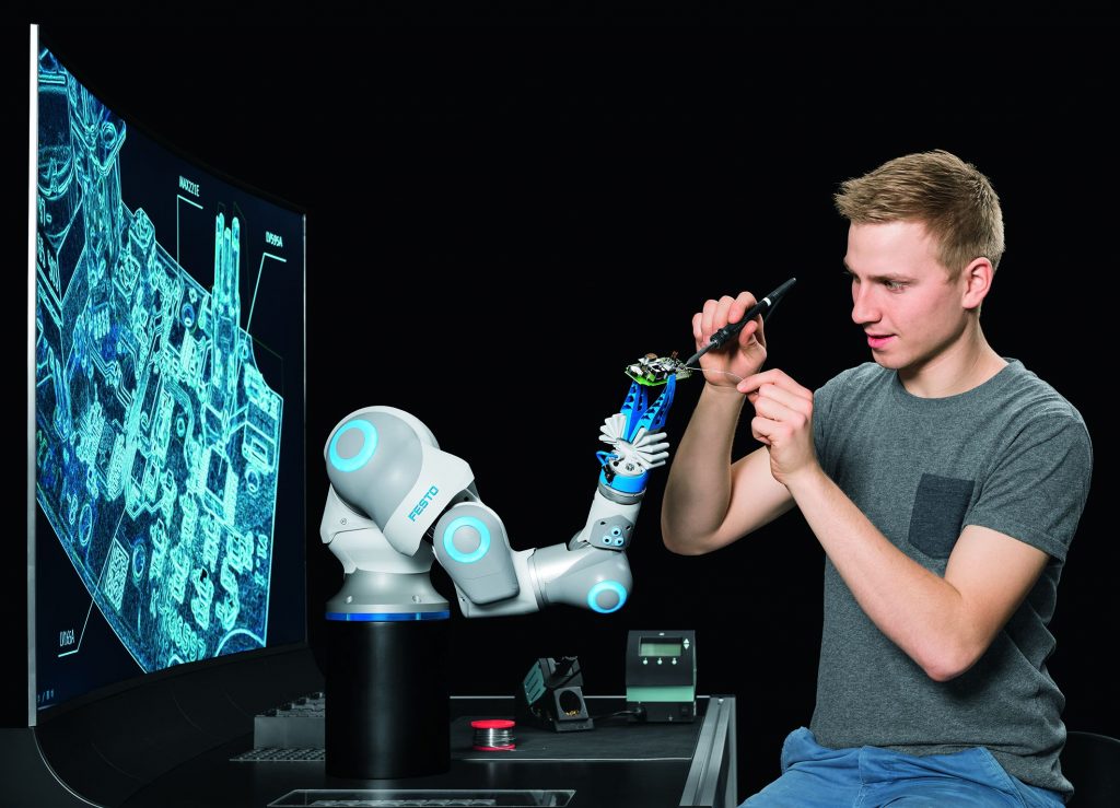 Pneumatik goes digital 2 BU 2: Der BionicCobot nutzt pneumatische Muskeln und ist in seinen Bewegungsmustern dem menschlichen Arm nachempfunden.