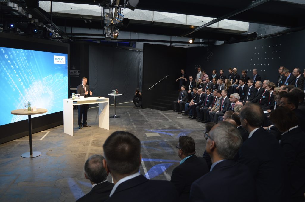 Siemens eröffnet Arena der Digitalisierung 1 Wegweisende Musterfabrik: Siemens-Vorstand Klaus Helmrich bei der Einweihung des neuen Kunden- und Technologiezentrums.