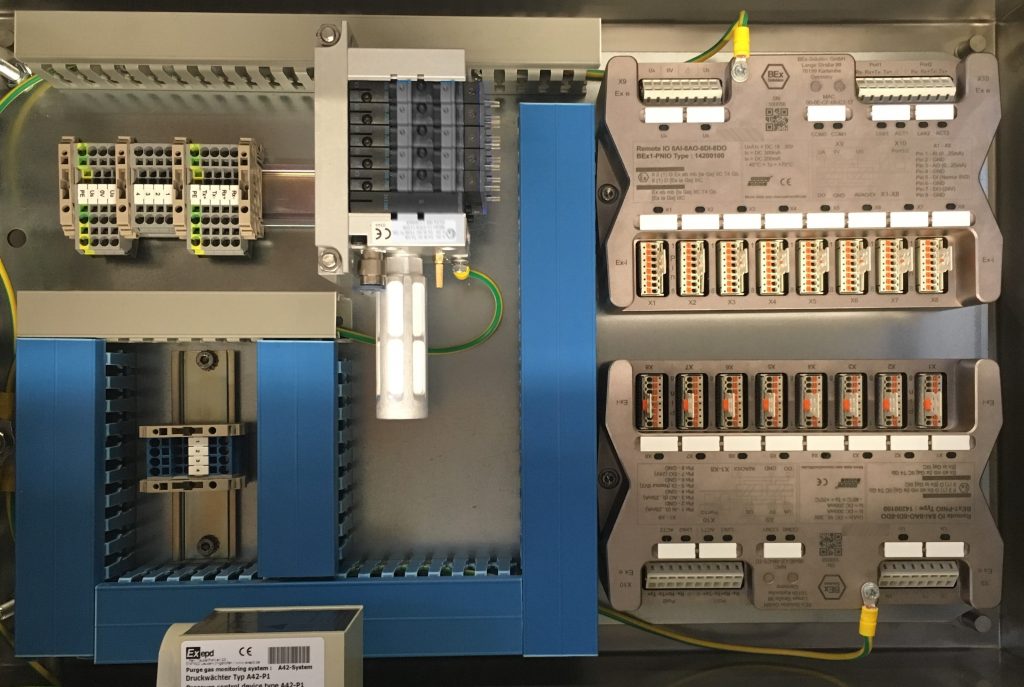 Weniger Verkabelung durch kompakte Remote-I/Os 2 Im Steuerkasten hat der Systempartner Exepd zwei Remote-I/O-Module vom Typ BEx1 verbaut, die über Profinet kommunizieren.