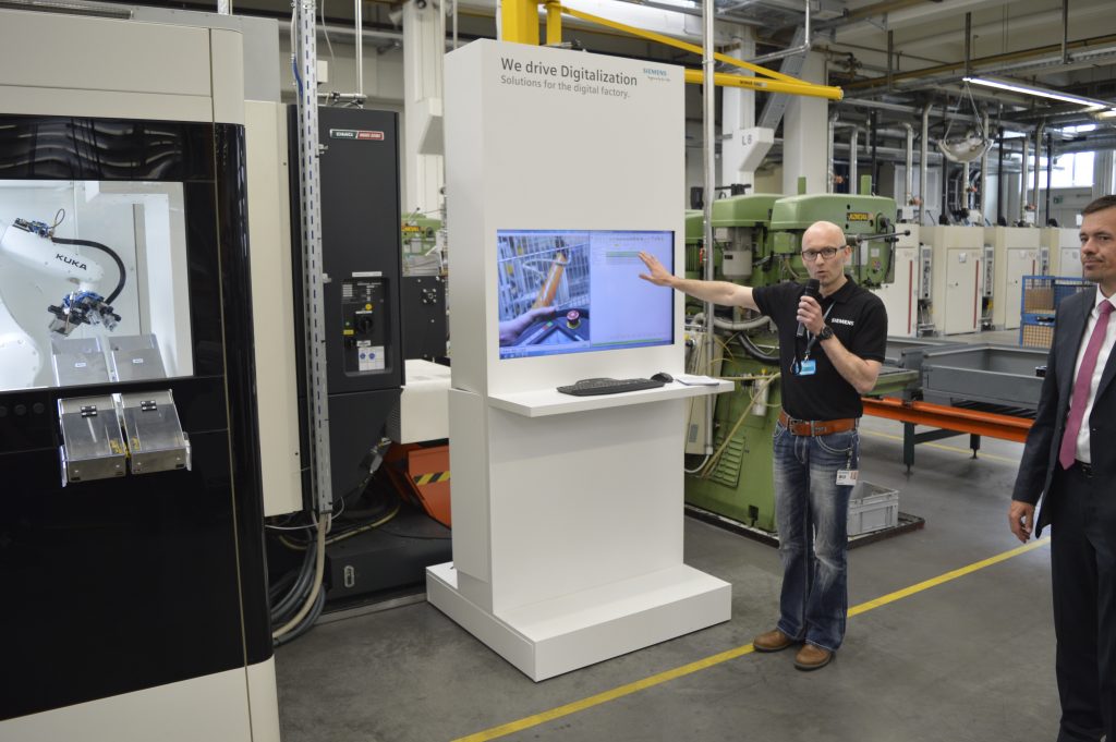 Siemens eröffnet Arena der Digitalisierung 2 Heterogener Maschinenpark: Die Siemens-Motorenproduktion in Bad Neustadt umfasst alte und neue Maschinen.