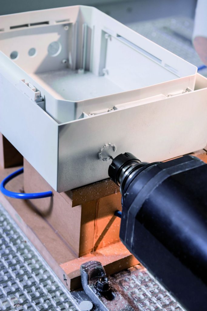 Schaltschrankgehäuse mit verstärkten Ecken und Türen 1 An den Schaltschränken aus robustem glasfaserverstärktem Polycarbonat lassen sich leicht und sauber Durchbrüche und Gewindebohrungen einbringen.