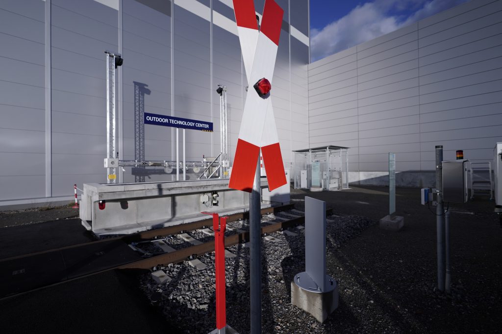 Der kürzeste Bahnsteig im Schwarzwald 2 Den vermutlich kürzesten Bahnsteig im Schwarzwald unterhält Sick an seinem Outdoor-Testgelände in Buchen.