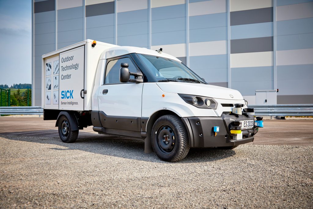 Der kürzeste Bahnsteig im Schwarzwald 1 Auf dem Testgelände dreht auch ein autonom fahrender
Streetscooter mit allerhand Sick-Sensorik seine Runden.
