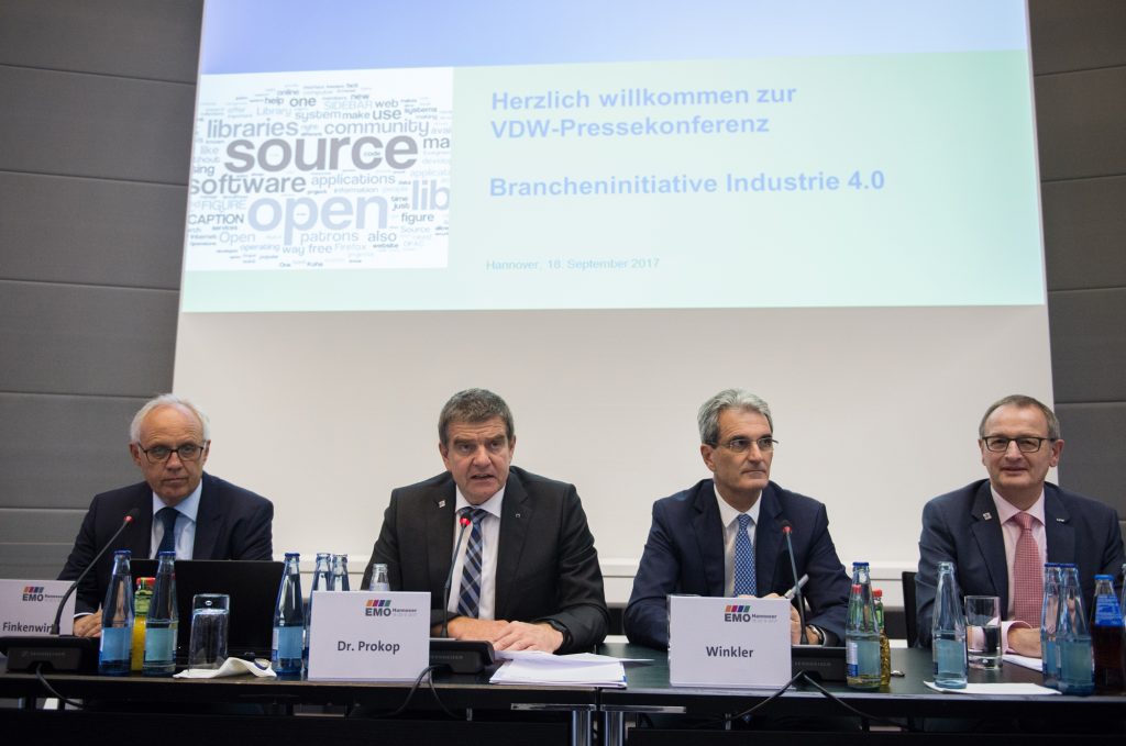 VDW startet Initiative für die vernetzte Produktion 1 Von l. n. r.: Dr. Klaus Finkenwirth (Geschäftsführer Liebherr Verzahntechnik GmbH, Kempten), Dr. Heinz-Jürgen Prokop (Vorsitzender des VDW), Klaus Winkler (Geschäftsführer Heller Maschinenfabrik GmbH, Nürtingen), Dr. Wilfried Schäfer (Geschäftsführer des VDW).