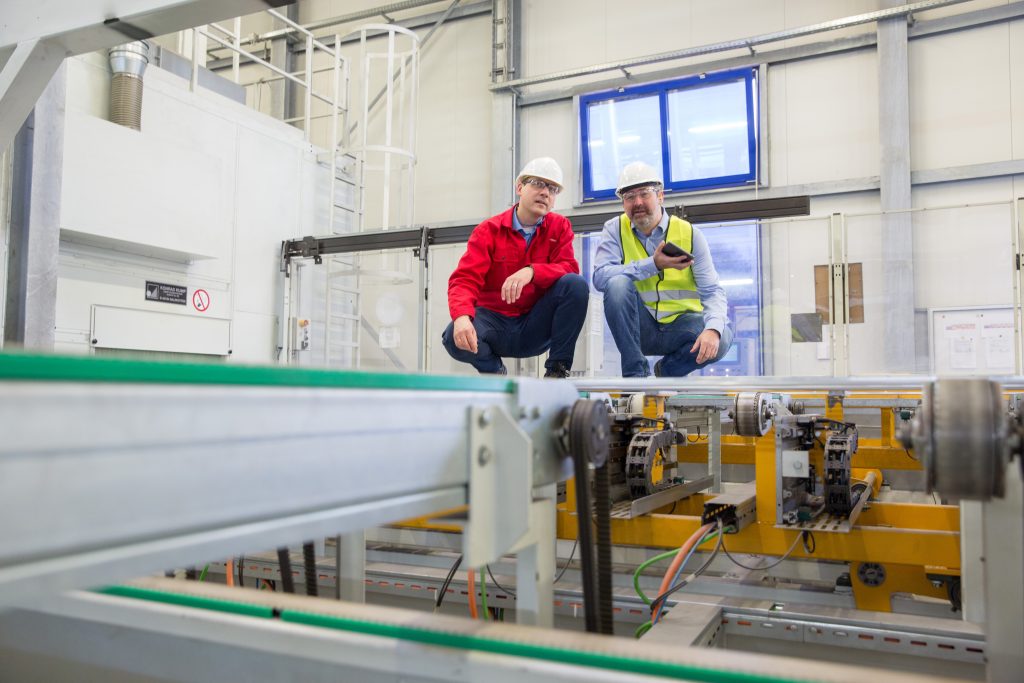 Sicherheit - ein Maschinenleben lang 2 Die Berater von CE-Con nutzen das Sustainable Safety Improvement Program (SSIP), um Sicherheitskonzepte frühzeitig, nachhaltig und ganzheitlich in den Produktionsfluss zu integrieren.