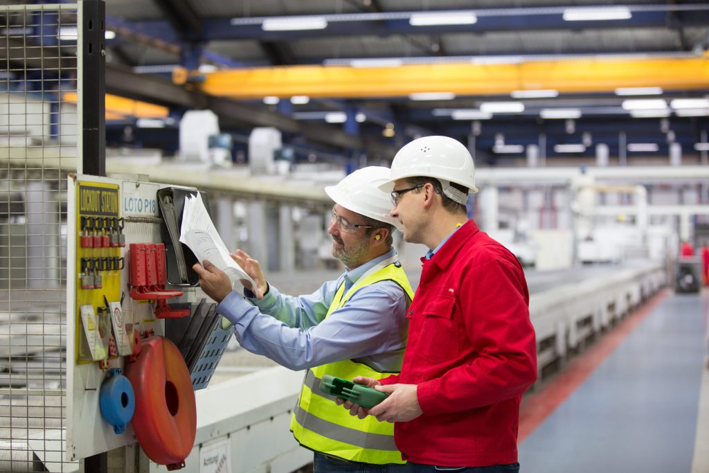 Sicherheit - ein Maschinenleben lang 3 Wenn nach Jahren des Anlagenbetriebs eine Nachrüstung erforderlich ist, um die Sicherheitsvorkehrungen an den Stand der Technik anzupassen, erlaubt das System eine Kostenübersicht.