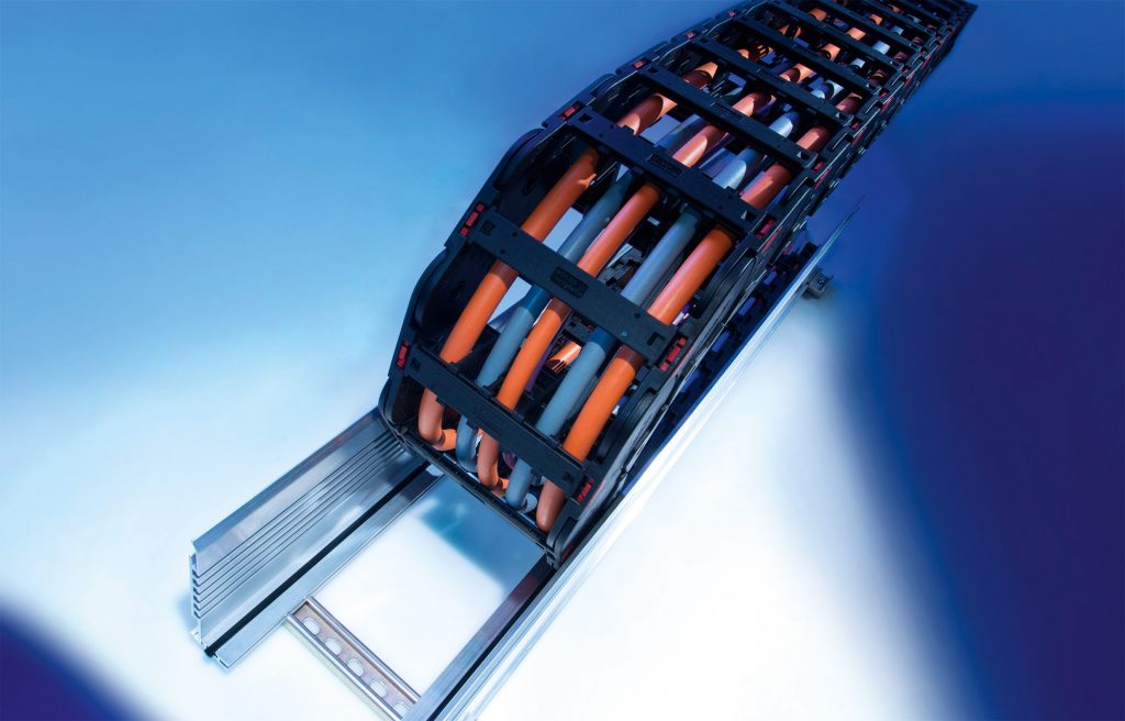 Leisere Energieketten bei hoher Verfahrgeschwindigkeit und hoher Beschleunigung 1 Murrplastik präsentiert auf der Motek 2017 das neue geräuschreduzierende noiseLess-Ablegewannensystem VAW 146.