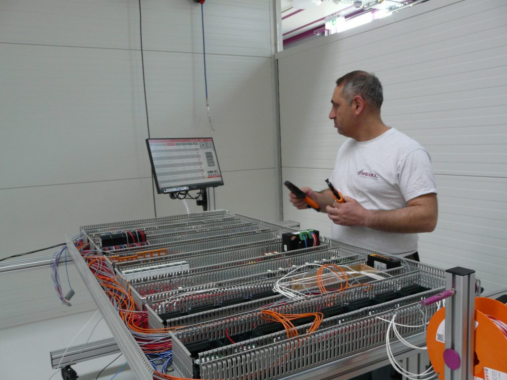 'Smarte' Schaltschrankplanung von Anfang an 4 Eplan Smart Wiring führt den Mitarbeiter durch
die Einzelschritte der Verdrahtung.