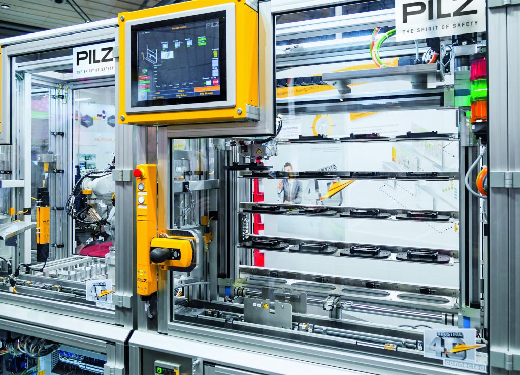 Modular zur Farbrik der Zukunft: Pilz zeigt auf der Hannover Messe innovative Automatisierungsl&ouml;ungen f&uuml;r die Schutzt&uuml;rzuhaltung, darunter sichere Schutzt&uuml;rsysteme und Sensoren.