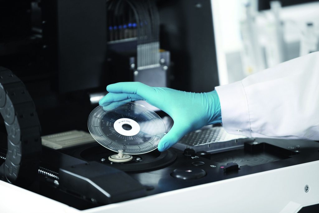 Labor im Miniaturformat 2 Die Maschine testet automatisch und innerhalb kurzer Zeit winzige Mengen von bis zu 112 Proben parallel.