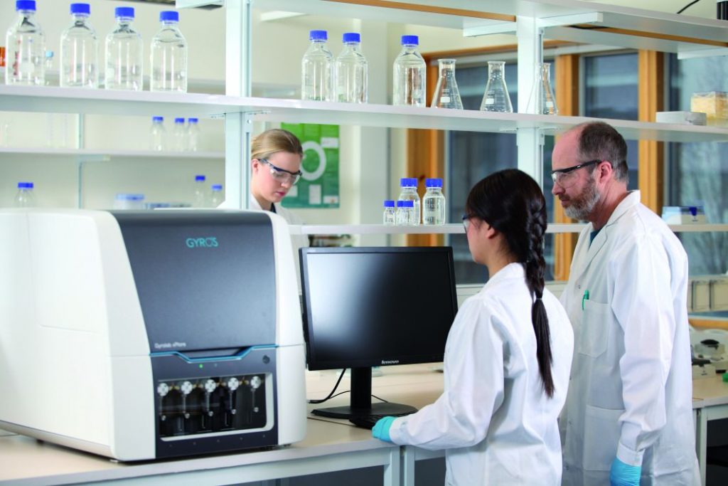 Labor im Miniaturformat 1 Analysegeräte leisten einen wichtigen Beitrag bei der Entwicklung von Biologika zur Krebsbekämpfung