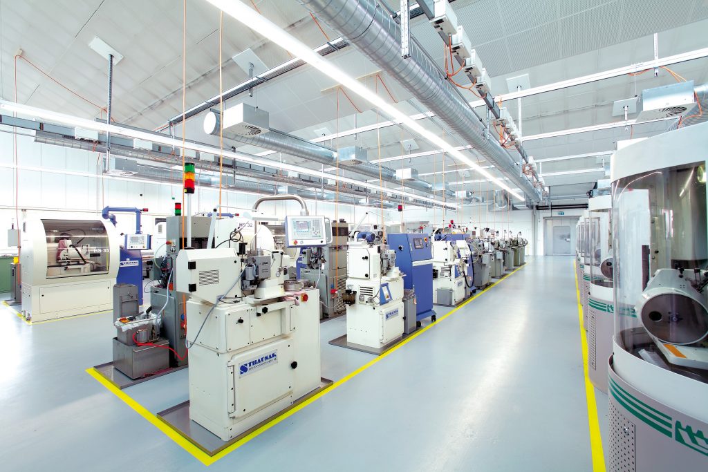 Der Weg zum hochpräzisen Planetengetriebe 4 Den moderne Maschinenpark bildet die Grundlage, um die kleinen Bauteile aus Messing, gehärtetem Stahl oder auch Inox mit hoher Präzision und Wiederholgenauigkeit herzustellen.