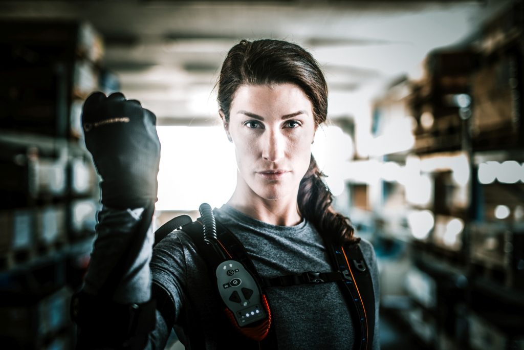 Anschmiegsames Exoskelett 1 Bei manuellen Arbeiten wird jeder Handgriff vom Zusammenspiel der Muskeln in Unterarm und Hand ermöglicht. Die Muskeln bewegen dann über Sehnen die Fingerglieder. Im Prinzip funktioniert der Ironhand-Handschuh des Anbieters Bioservo genauso.