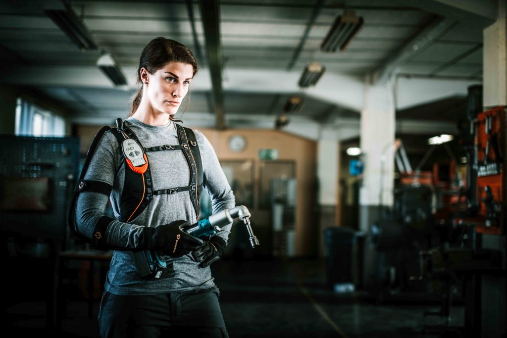 Anschmiegsames Exoskelett 2 Akkupack, Steuereinheit und Motoren sind in einem Rucksack untergebracht, der sich bequem tragen lässt. Per Knopfdruck auf die im Brustbereich angebrachte Fernbedienung kann zwischen verschiedenen Nutzerprofilen gewechselt werden.