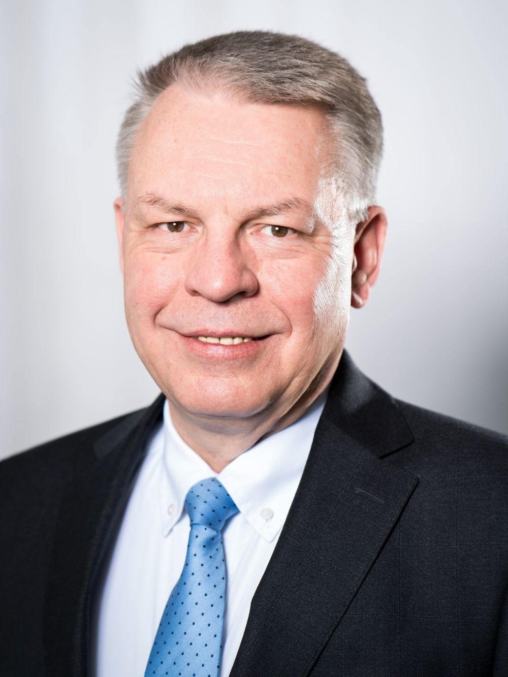 ABB gibt Geschäftszahlen und Änderungen in der Führungsebene bekannt