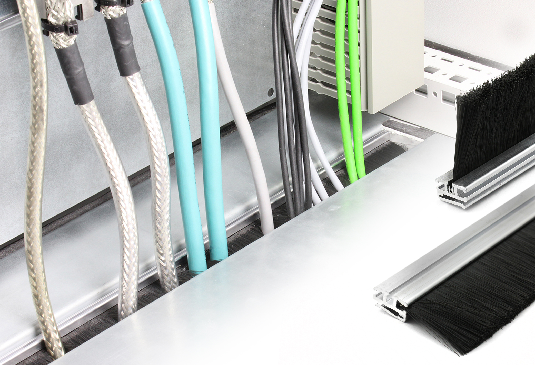 Kabeldurchlass für den Schaltschrankboden 2 Kabeldurchlass für den Schaltschrankboden