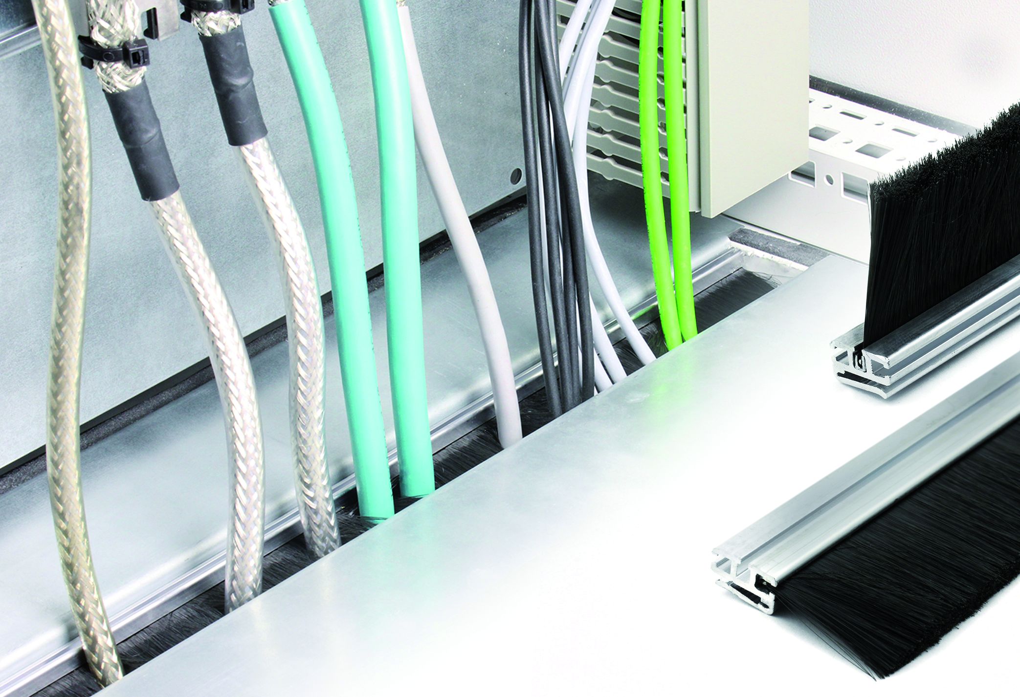 Schaltschrankbodeneinführung eignet sich für diverse Schrankfabrikate