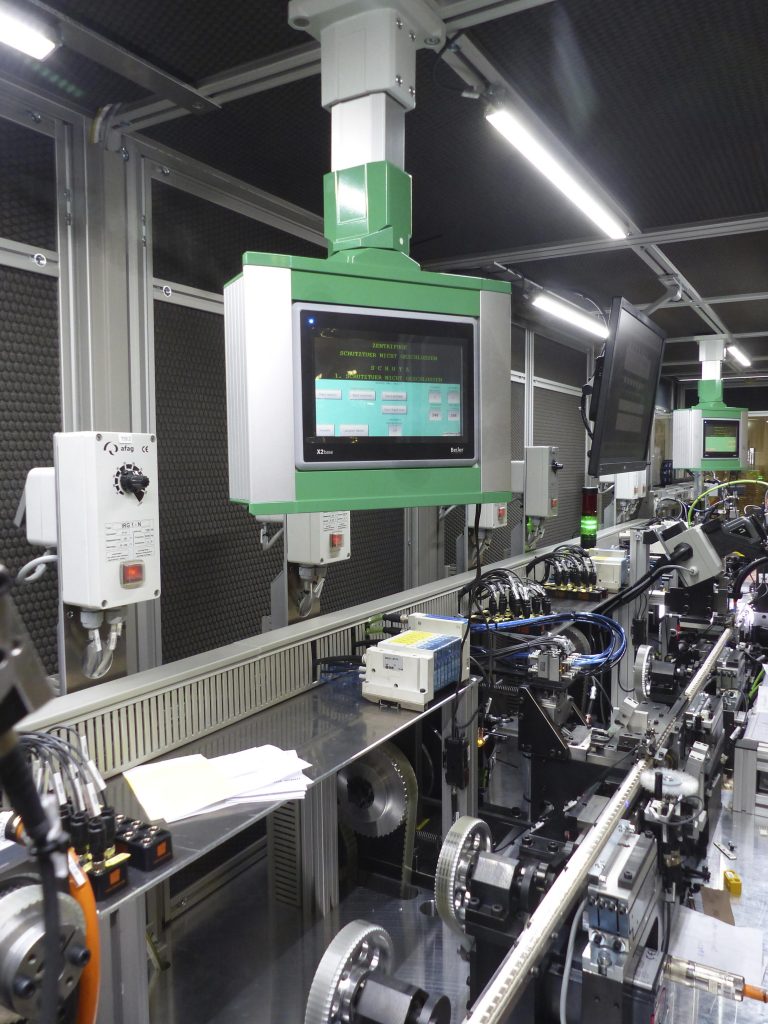 Sicherheit und Optik kombiniert 1 Das Leichtsteuergehäuse CC-4000 in einer selbst entwickelten Produktionslinie der Firma Lumberg