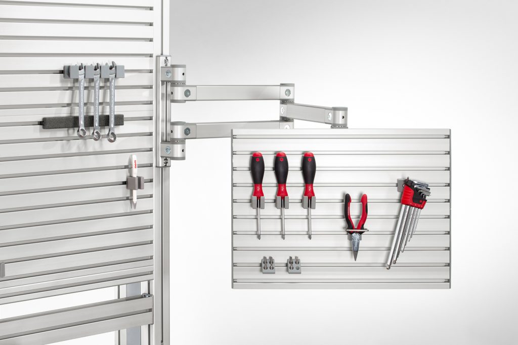 Schwenkarme für Arbeitsmaterialien 1 Das item Toolpanel wird über einen Schwenk- oder Doppelschwenkarm an der ergonomisch optimalen Stelle positioniert.