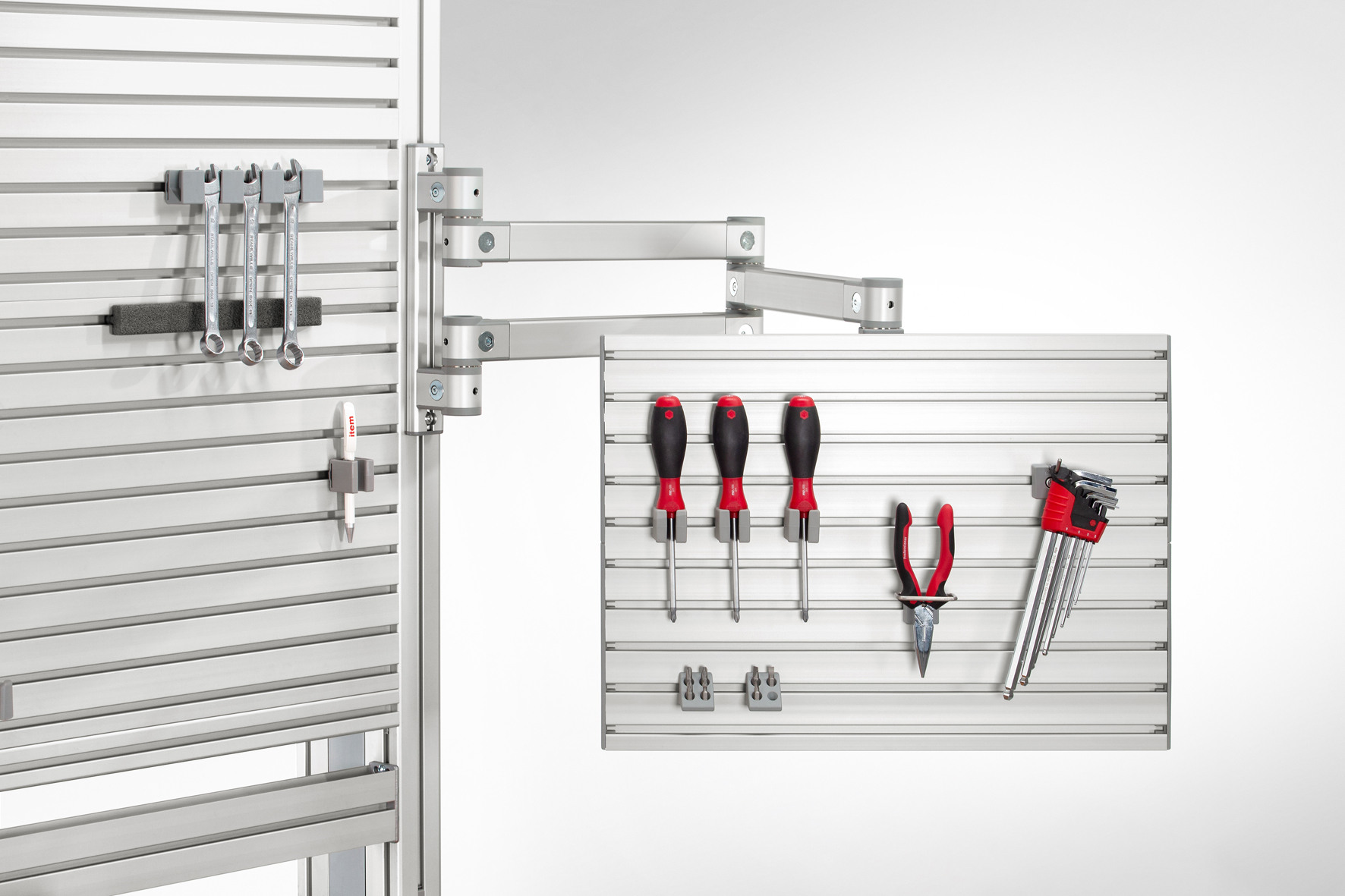 Schwenkarme für Arbeitsmaterialien