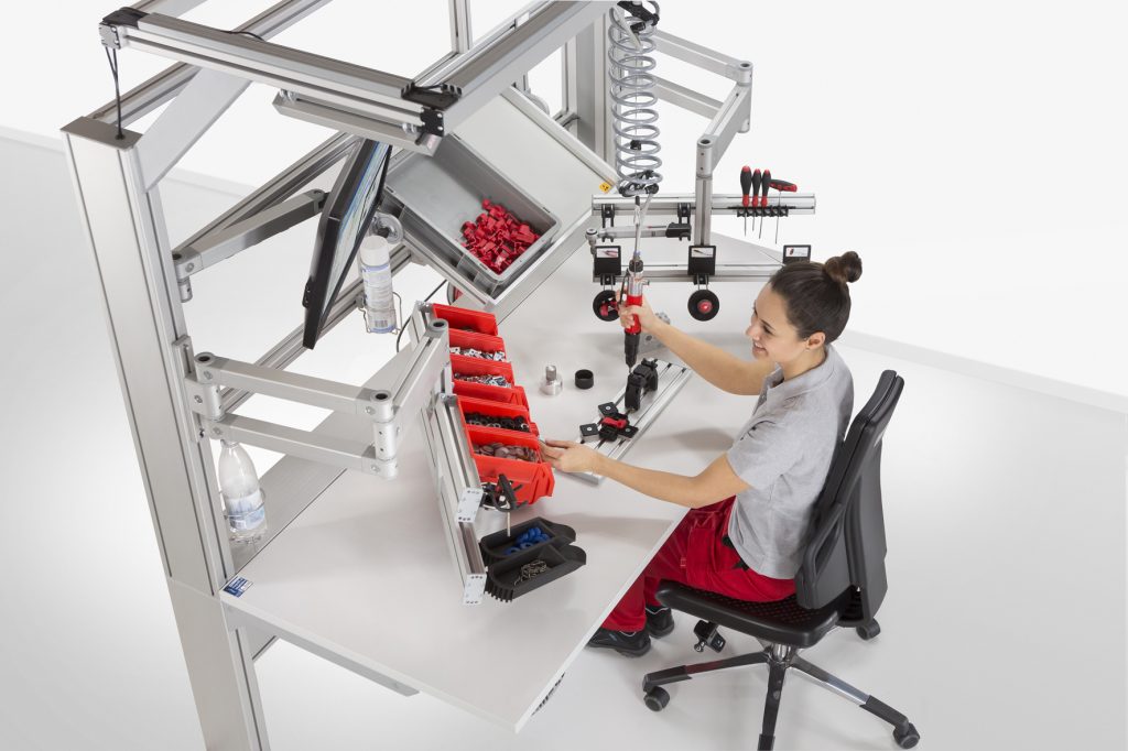 Schwenkarme für Arbeitsmaterialien 2 Mit den item Schwenkarmen richten sich die Mitarbeiter ihren Arbeitsplatz individuell ein. Die flexible Anpassung an unterschiedliche Anforderungen führt dabei zu einer spürbaren Entlastung der Beschäftigten und zu verbesserten Arbeitsabläufen.