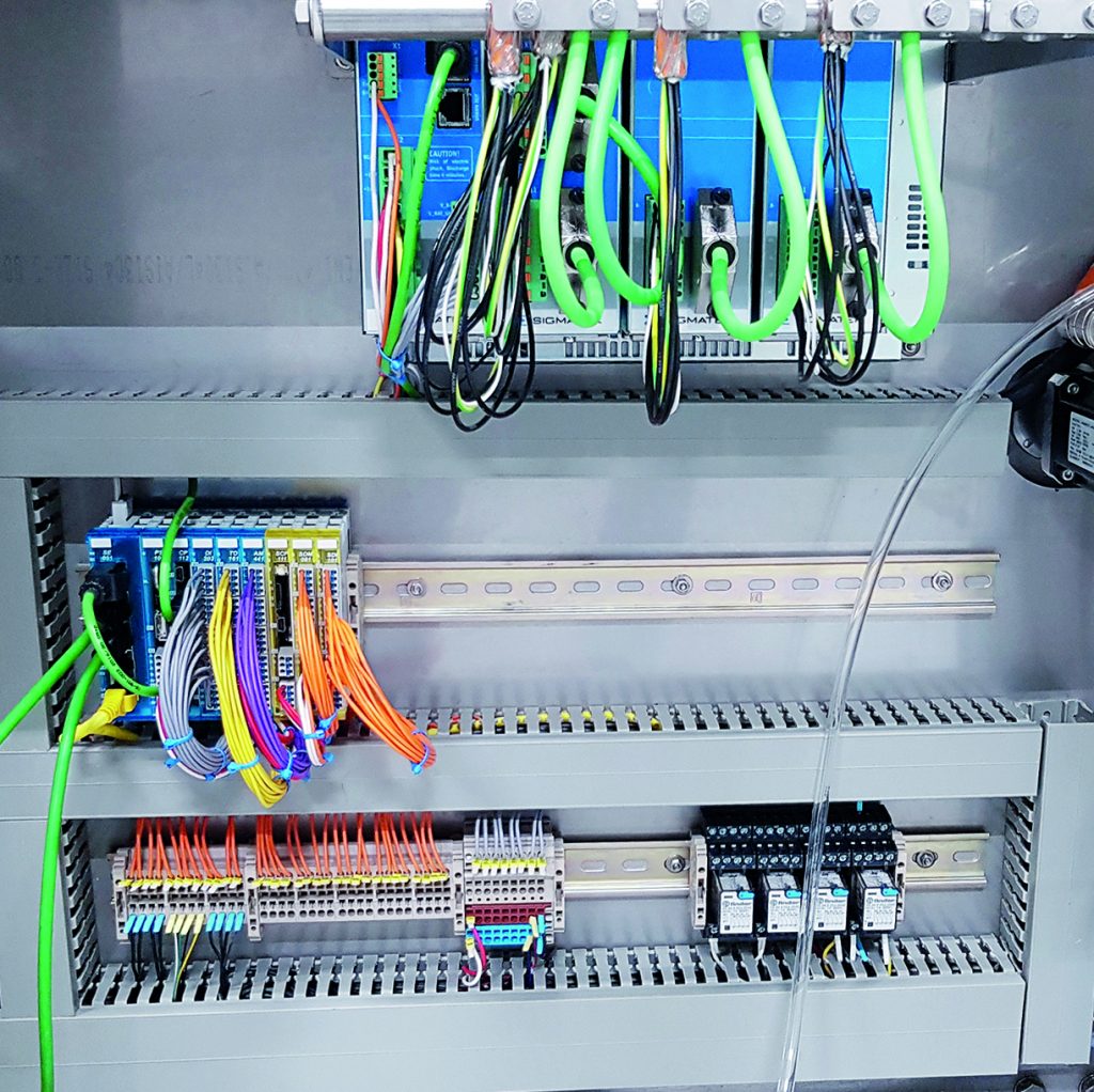 Hamburger auf ganzer Linie 3 Die modularen Dias-Drives 100 von Sigmatek steuern die Servomotoren an und kommunizieren über das Ethernetbussystem Varan in harter Echtzeit.