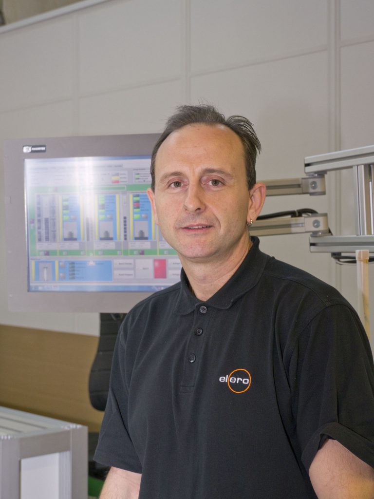 Strahlenschutz 2 „Der Vorteil der Banner-Lichtvorhänge ist, dass ich einfach die Adern der beiden Kabel parallel in der Steuerung aufklemme. Die beiden Teile des Lichtgitters erkennen sich dann automatisch, ich muss nichts kalibrieren oder einrichten.“
Oleg Oster, Elero