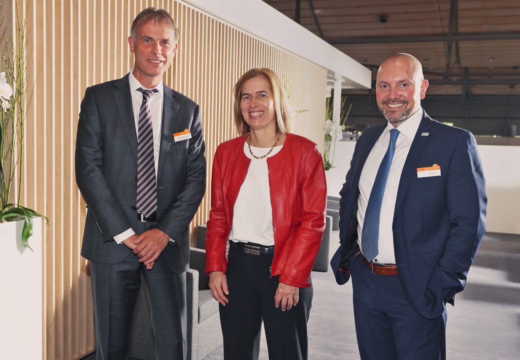 SAP kooperiert mit IFM, Kuka und Mitsubishi Electric 1 (V.l.n.r.:) Herr Marhofer, Vorstandsvorsitzender der ifm-Gruppe; Frau Dr. Rückert, Executive Vice President für die Business Unit IoT & Digital Supply Chain SAP; Herr Dunkel, Managing Director, G.I.B Gesellschaft für Information und Bildung mbH.