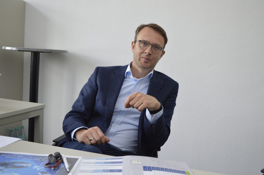 "Das Pulsinjektionsverfahren verschiebt Grenzen" 2 Mit dem Plattformansatz von Inveor decken wir ein breites Standardspektrum ab, können aber auch kundenspezifische Geräte realisieren.“
Dirk Fedder, Kostal