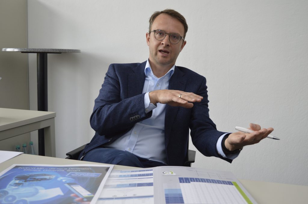 "Das Pulsinjektionsverfahren verschiebt Grenzen" 3 „Unsere App überträgt fast den kompletten Funktionsumfang der PC-Software auf das Smartphone.“
Dirk Fedder, Kostal