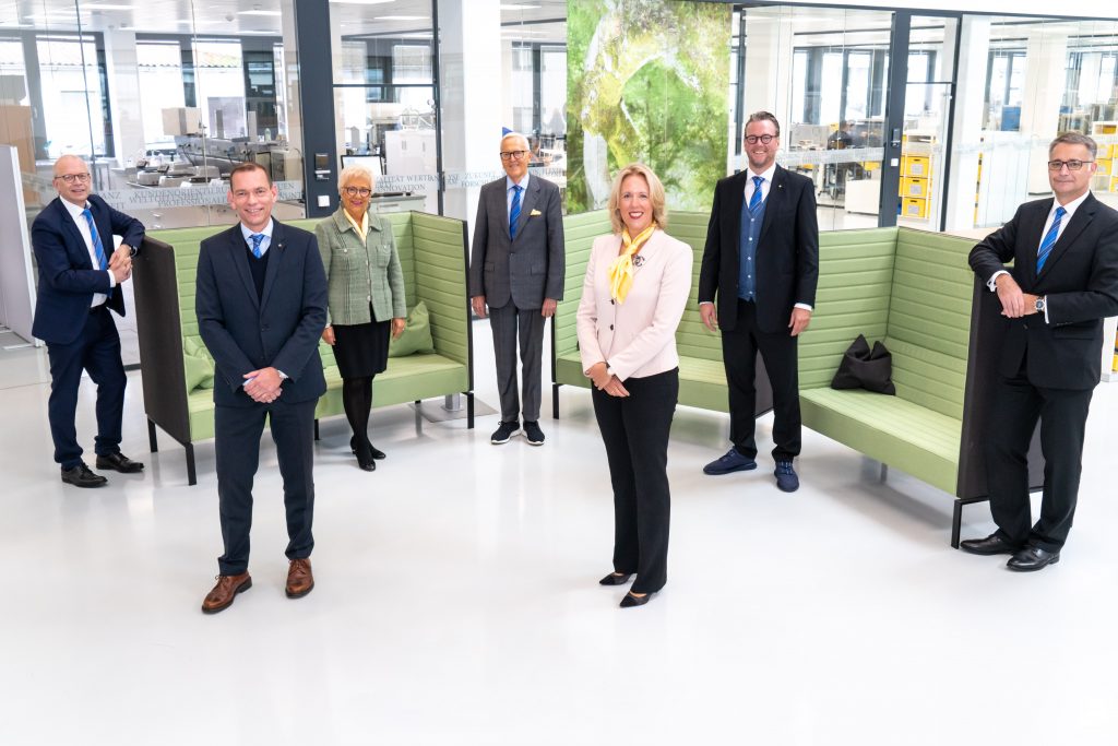 Harting mit Umsatzplus 1 Dr. Michael Pütz, Andreas Conrad, Margrit Harting, Dietmar Harting, Maresa Harting-Hertz, Philip Harting und Dr. Kurt. D. Bettenhausen (v.l.n.r).