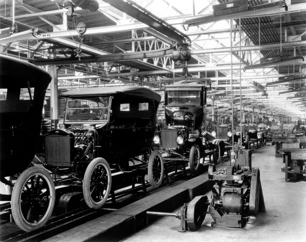 Per Funk zum Fahrzeug 1 1918 führte Ford die Fließbandproduktion ein und erreichte einen Produktivitätssprung in der Automobilfertigung.