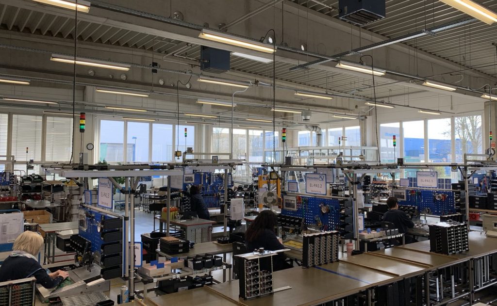 Potential für Verbesserungsprozesse aufdecken 3 Shopfloor Analytics steigert die Produktivität von Maschinenparks und die Effizienz von Montagearbeitsplätzen. Die Plug&Play-Lösung schafft vollumfassende Transparenz für Anwender und deckt Verbesserungspotentiale auf.