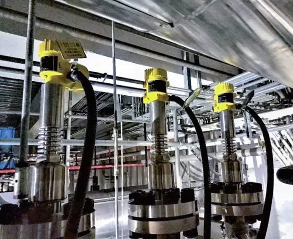 Mächtig unter Druck 5 Der TDR-Sensor Vegaflex 86 zur Füllstandmessung verfügt über eine integerierte Dampfkondensation und meistert damit die herausfordernden Messsituationen im chinesischen Kraftwerk.