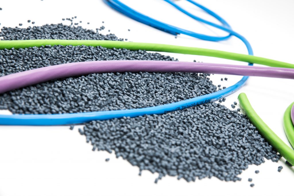 Der richtige Mix macht's 1 Mantelmaterialien: Werkstoffauswahl und Additive entscheiden über die Performance der äußeren Schutzhülle von Kabeln und Leitungen.