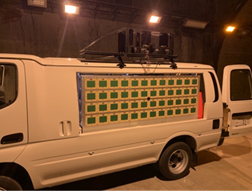 Condition Monitoring trifft Wireless 3 Der Wagen überträgt die Energie über Mikrowellen an die energielosen Sensoren und empfängt deren Daten.