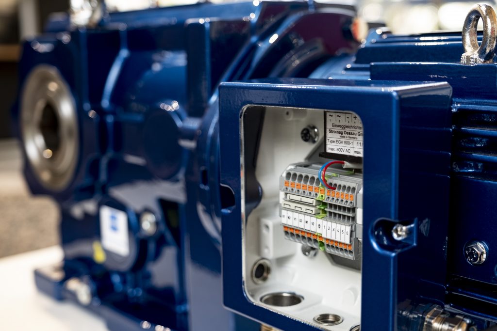 Alles auf Reihe 1 Die neue Anschlusslösung zeigt, wie einfach sich auch Zusatzkomponenten im Klemmenkasten unterbringen und installieren lassen.