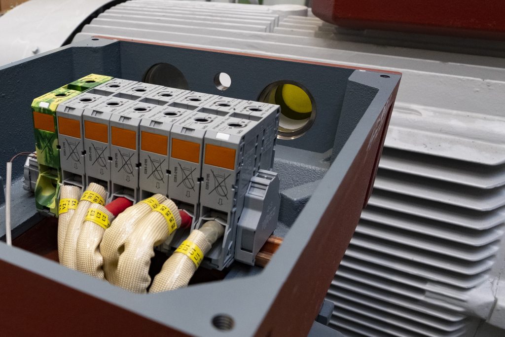 Alles auf Reihe 2 Für Motoren mit mehr Leistung nutzt VEM
die Hochstromklemmen von Wago.