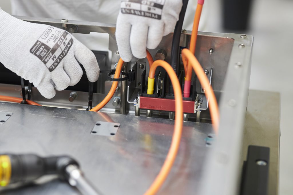 Werkzeuglos per Hand montierbar 1 Konfektionierte CombiTac-Steckverbinder als fertig geprüfte Baugruppe lassen sich schnell und fehlerfrei einbauen.