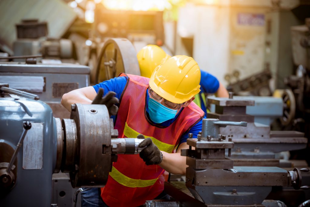 Versöhnlicher Jahresabschluss für Maschinen- und Anlagenbau 1 Industry worker wearing glass ear phone and safety uniform used
