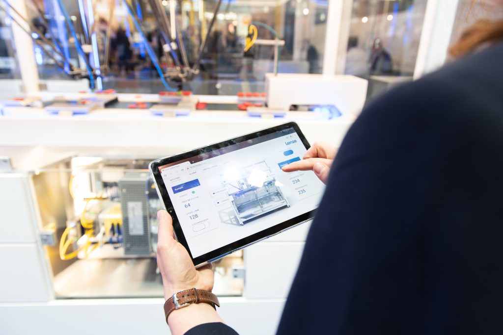 Tool für digitales Engineering 1 Lenze PR Virtual and real world uni 20210211161706