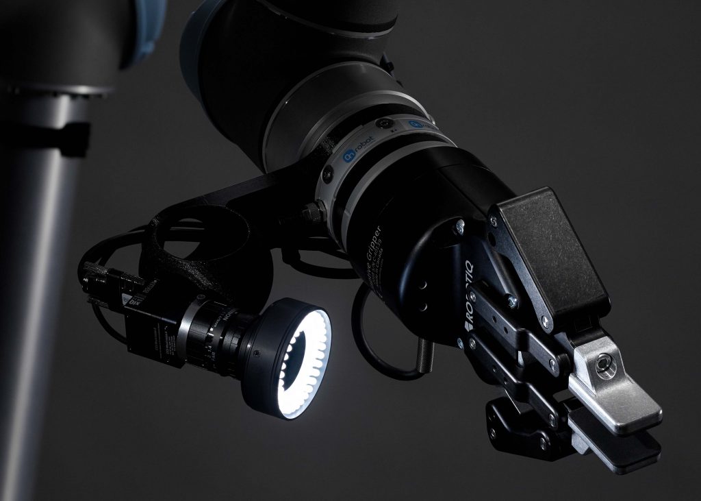 Besser als der Mensch? 2 Die Kamera beobachtet, wie der Mensch etwas macht und lernt davon. Der KI-Algorithmus von Micropsi lässt Roboter Probleme auf diese Weise flexibler lösen.