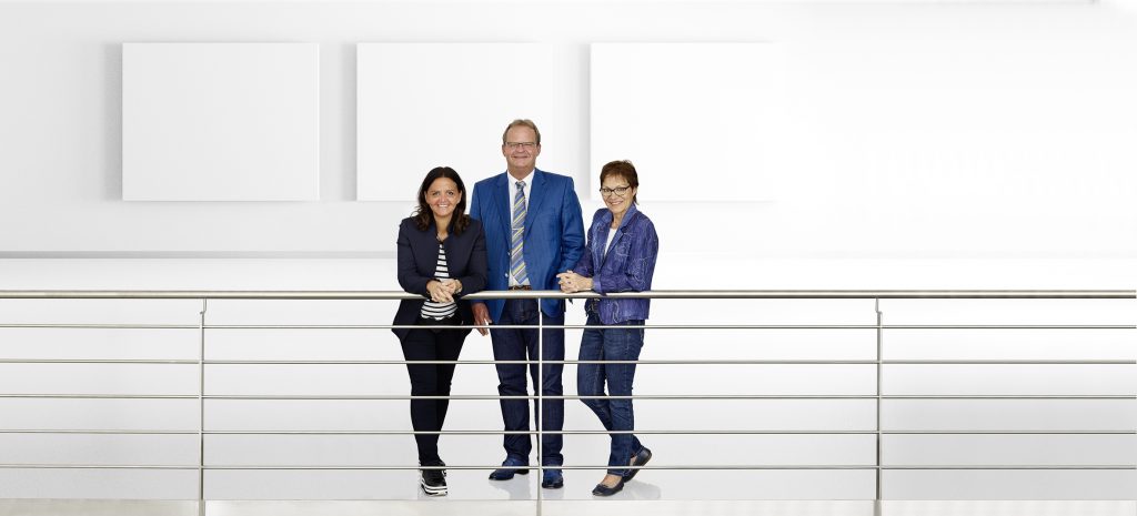 Arburg kauft AMK-Sparte Drives & Automation 1 (v.l.) Juliane Hehl, Michael Hehl, Renate Keinath, Geländer, Treppenhaus